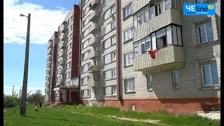 Без ліфтів і з пошкодженим дахом: як живуть мешканці багатоповерхівки в мікрорайоні Бобровиця