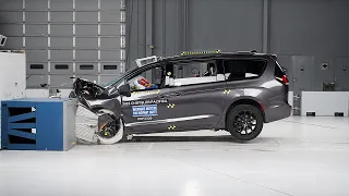 2023 Chrysler Pacifica updated moderate overlap IIHS crash test