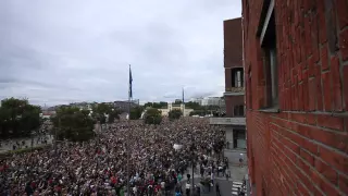 Rådhusplassen sings along to "Til Ungdommen"