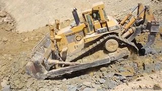 CAT D11N pushing in corner slope