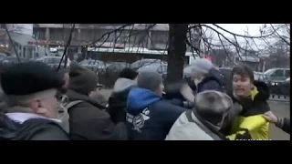 18 Драка на митинге в Москве за флаг Украины 09 12 Россия