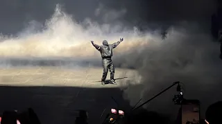 Kanye performs „Ni**as in Paris“ in Paris