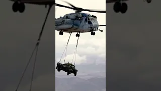 Gigantesco Helicóptero Transportando Jeep Militar 😲😱 #Shorts #Guerra #youtubeshorts #Show #Helicópte