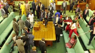 Pugilat au Parlement en Ouganda (vidéo)