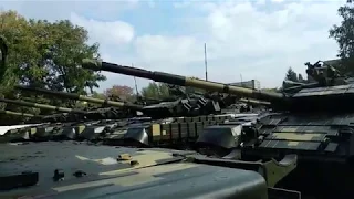 Турчинов в Харькове передал танки и БТР украинским воинам