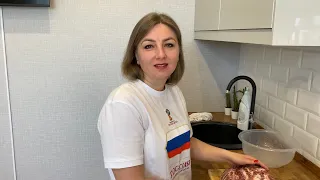 Жарим мясо на гриле/Салат Оливье/Бутерброды со свеклой и селедкой