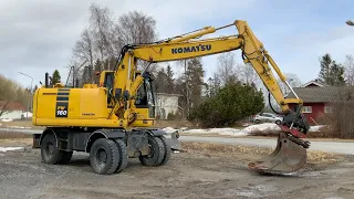 Köp Grävmaskin Komatsu PW160-10 med vagn och flera redskap på Klaravik