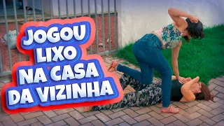 Mulher joga lixo na casa da vizinha, mas é descoberta