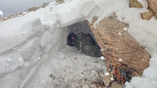 Caught in a snowstorm-Shelter under the snow-winter camping,asmr