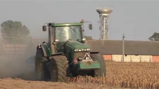 Вспашка кукурузного поля John Deere 8420