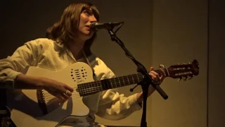 "The World Is Looking For You", Aldous Harding - Amsterdam, Mai 2017