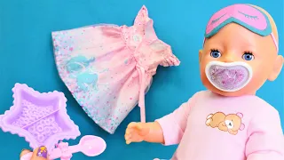 Oyuncak bebek Baby Born gezmeden gelip uyukuya hazırlanıyor. Evcilik oyunu