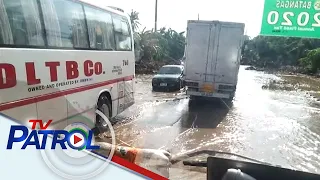 Ilang lugar sa Batangas binaha dahil sa pag-ulan | TV Patrol