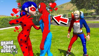 LADYBUG BEIJOU HOMEM ARANHA na FRENTE da ARLEQUINA no GTA 5 !!!