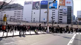 新宿アルタ前の黙祷の様子