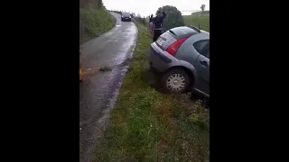 Не самая удачная попытка вытащить автомобиль из кювета