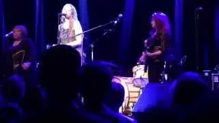 Mavis Staples, Joan Osborne and Bonnie Raitt sing Will the Circle Be Unbroken.   The Fillmore SF 9/2