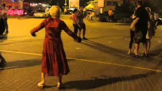 Бабушка фрик танцует на дискотеке, отжигает в Киеве