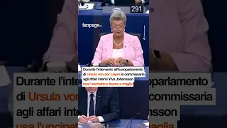 La Commissaria UE che lavora a maglia mentre parla Ursula Von Der Leyen #shorts