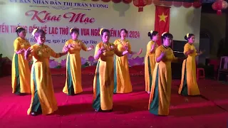 CLB dân vũ thôn Nội Linh biểu diễn bài Ba Quan Mời Trầu -tại Thị Trấn Vương