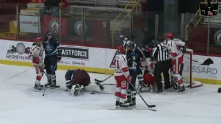 Danick Paquette rentre dans le gardien Éric Brassard - 26-11-21