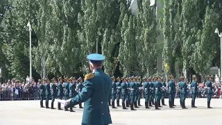 Церемония развода пешего почётного караула.