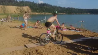 прыжки с велосипеда в воду.
