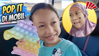 Challenge Pop It Di Mobil 😄 Bikin Mbak Kunyit Malu Tapi Dapat Pizza | Aqilla's Diary