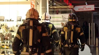 Правила эвакуации людей из торгового центра во время пожара отработали спасатели в Вологде