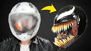 Casco de motocicleta convertido en una máscara de Venom