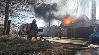 У Києві спалахнула пожежа в житловому будинку
