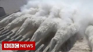 China floods: World's biggest dam nears capacity - BBC News