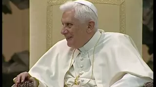 Mosaico dei momenti commoventi e divertenti con Benedetto XVI