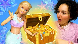 Barbie diventa una sirena! In cerca di un tesoro sul fondo marino! Giochi con le bambole