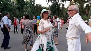 Я ДЛЯ ТЕБЯ ОДНОЙ ЖИВУ!💃🕺🌹/ТАНЦЫ В ПАРКЕ ГОРЬКОГО ХАРЬКОВ ИЮЛЬ 2021