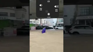 Narrowly Escaped! People blocked on Zhengzhou street by flood helped each other in human chain.