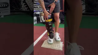 How to properly size/wear shin guards! #catching #catchingtips #baseball #fyp #catchers #satisfying