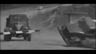 Друзья мои: Тихоход (1973) - car crash scene