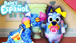 BEBÉ BLUEY bloquea el baño | DIVERTIDO Juego de Simulación con Juguetes Bluey- Bluey Toys en Espanol