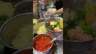Famous Chinese street food - Yummy spicy numbing hot soup (Malatang) 麻辣烫 #Shorts
