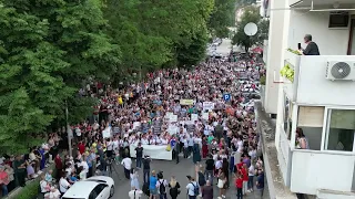 Snimak iz zraka / Protesti u Jablanici, građani skandiraju: "Svi smo mi Enisa Klepo"