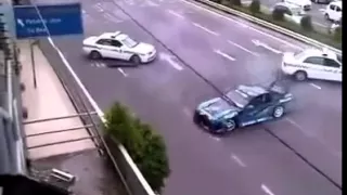 Como escapar con estilo la policia en un auto de carreras