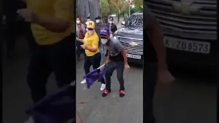 Margarita Cedeño bailando merengue en la calle con un ciudadano