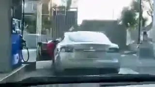 Блондинка пытается заправить электромобиль Тесла бензином