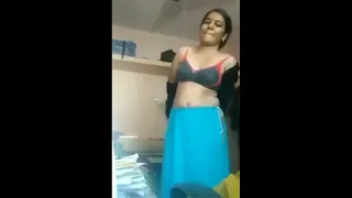 लड़की ने कपड़े उतारे // कपड़े उतारते हुए लड़की का video