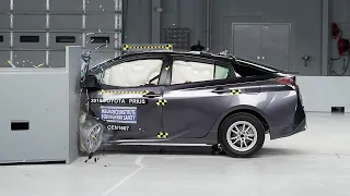 2016 Toyota Prius driver-side small overlap IIHS crash test