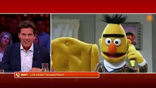 Twan Huys belt met Bert uit Sesamstraat - RTL LATE NIGHT MET TWAN HUYS