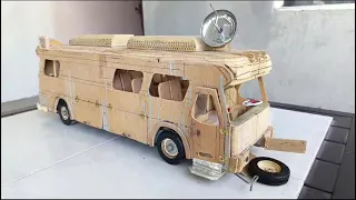 Autobús casa rodante hecho de material reciclado