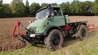 Unimog 406 beim Pflügen