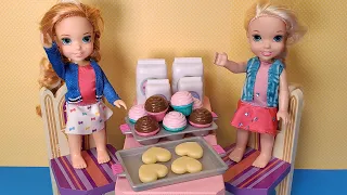 Baking for Elsa! Anna & Elsa toddlers - sweet treats